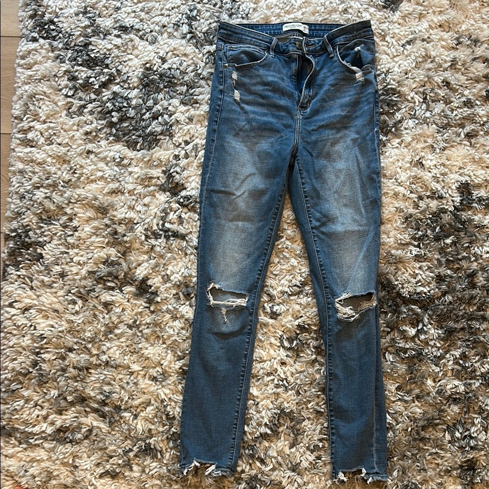Abercrombie & Fitch Blue Skinny Jeans with Distressed Details. Size 6 long